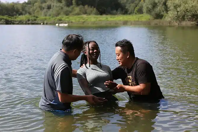 Image: baptême d'une jeune femme dans la Loire au sein de l'Église Évangélique Hmong de Loire Atlantique